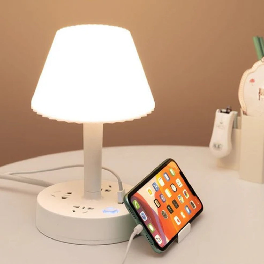 Lampe de Table Multifonction – Éclairage 3 Couleurs Ajustables, 3 Prises, 2 Ports USB et Support Téléphone – Blanc