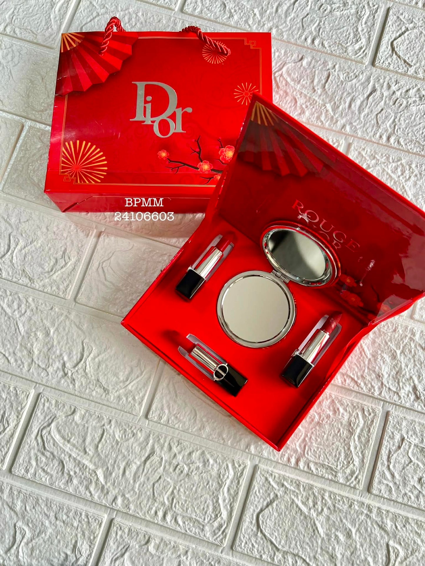 Coffret Rouge à Lèvres 4 Pieces Avec Sac Cadeaux